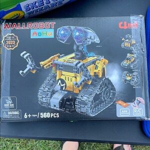 Wall Robot Building Kit - Yellow and Gray